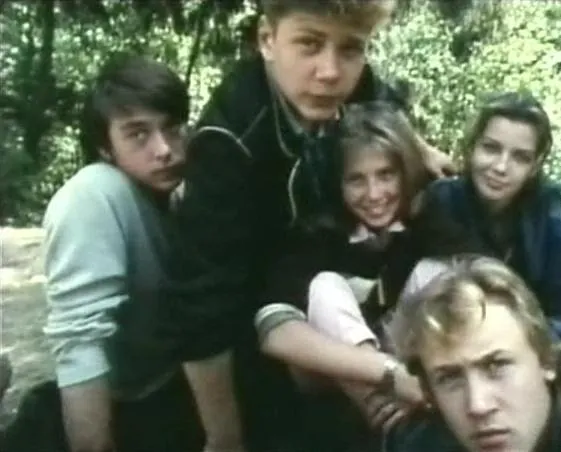 Воскресенье, половина седьмого (1988) через торрент скачать Воскресенье, половина седьмого (1988) сериал через торрент скачать