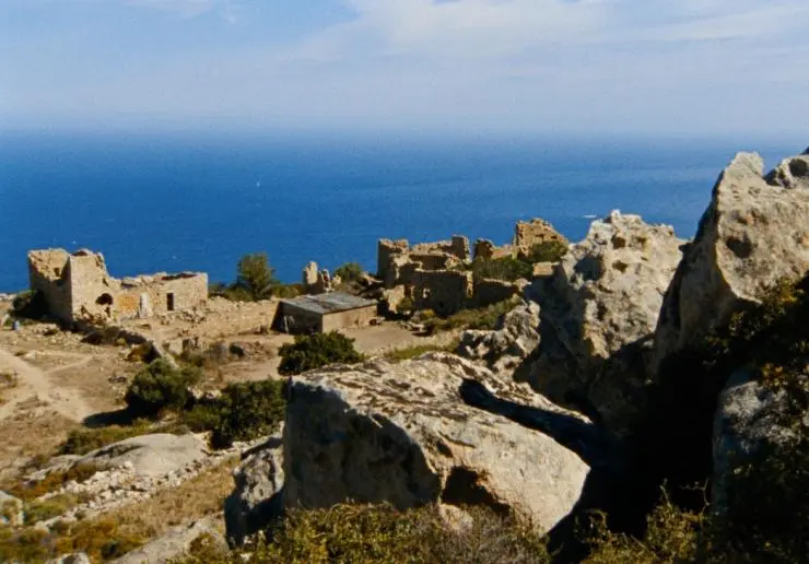 Пусть трупы загорают (2017) в хорошем качестве через торрент Пусть трупы загорают (2017) фильм в хорошем качестве через торрент