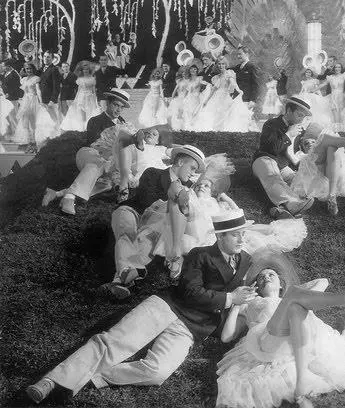 Золотоискатели 1933-го года (1933) через торрент скачать Золотоискатели 1933-го года (1933) фильм через торрент скачать