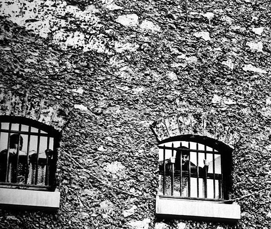 Дыра (1960) в хорошем качестве через торрент Дыра (1960) фильм в хорошем качестве через торрент