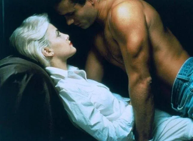 Слияние двух лун (1988) через торрент бесплатно Слияние двух лун (1988) фильм через торрент бесплатно