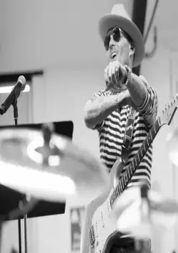 Когда утихнет толпа (2018) через торрент скачать Когда утихнет толпа (2018) фильм через торрент скачать