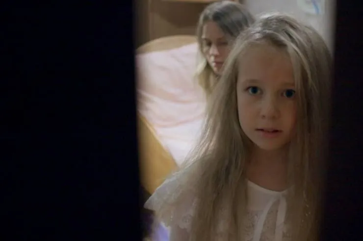 Она на меня смотрит (2020) через торрент скачать Она на меня смотрит (2020) фильм через торрент скачать