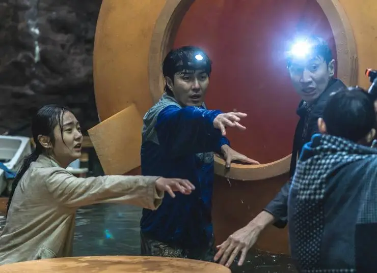 Обрушение (2021) через торрент бесплатно Обрушение (2021) фильм через торрент бесплатно