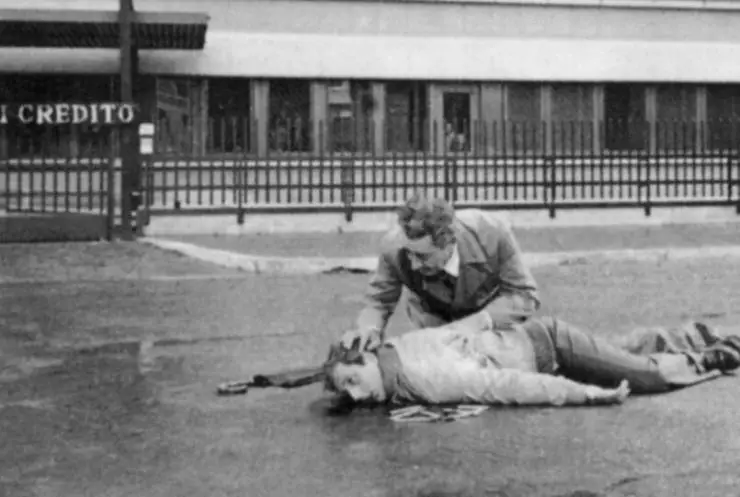 Мелкий-мелкий буржуа (1977) через торрент скачать Мелкий-мелкий буржуа (1977) фильм через торрент скачать