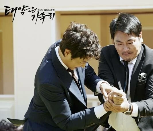 Полуденное солнце (2014) через торрент скачать Полуденное солнце (2014) сериал через торрент скачать