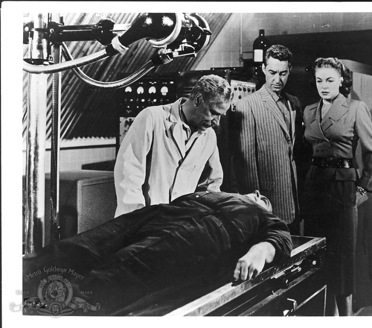 Необычайно прозрачный человек (1960) через торрент скачать Необычайно прозрачный человек (1960) фильм через торрент скачать