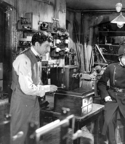 Оставшийся в тени (1951) через торрент скачать Оставшийся в тени (1951) фильм через торрент скачать